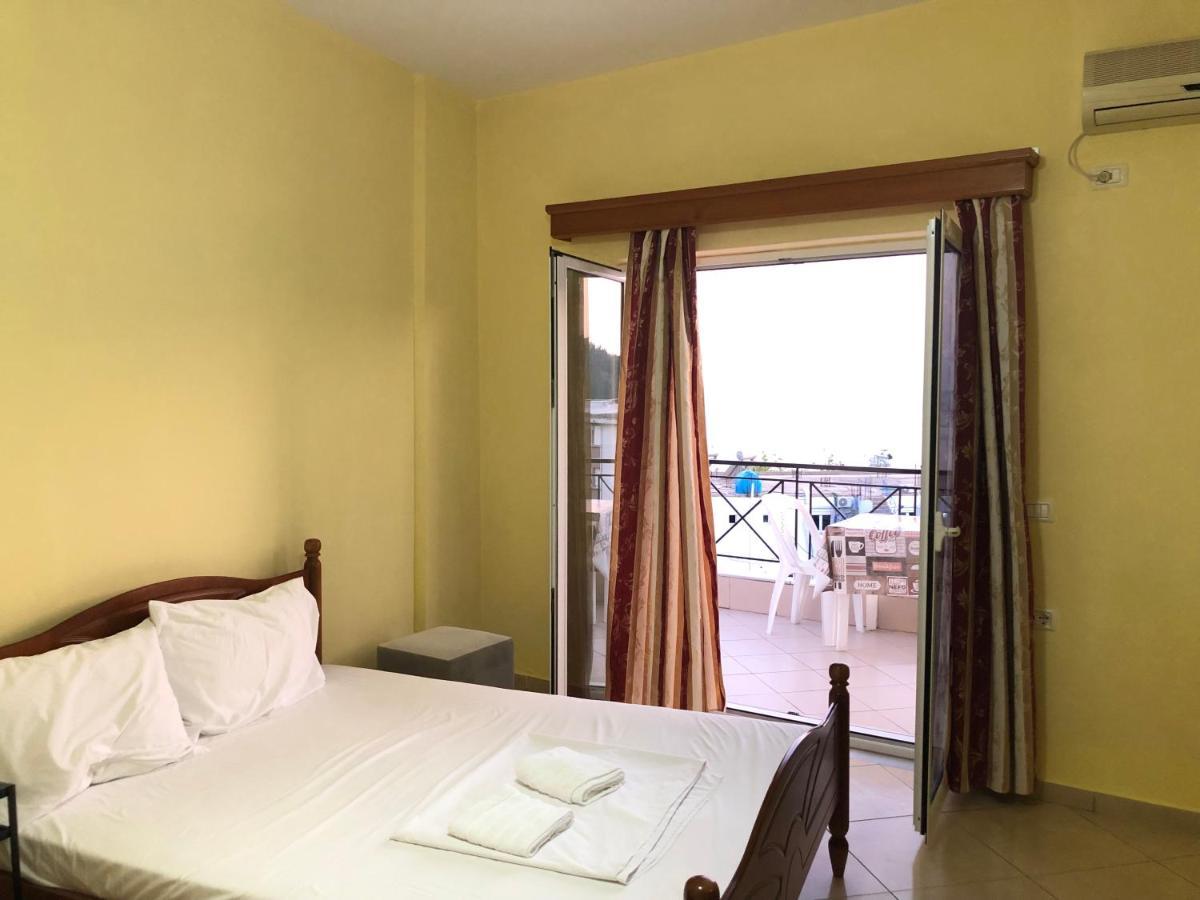 Center Hotel Pirro Himare Exteriör bild