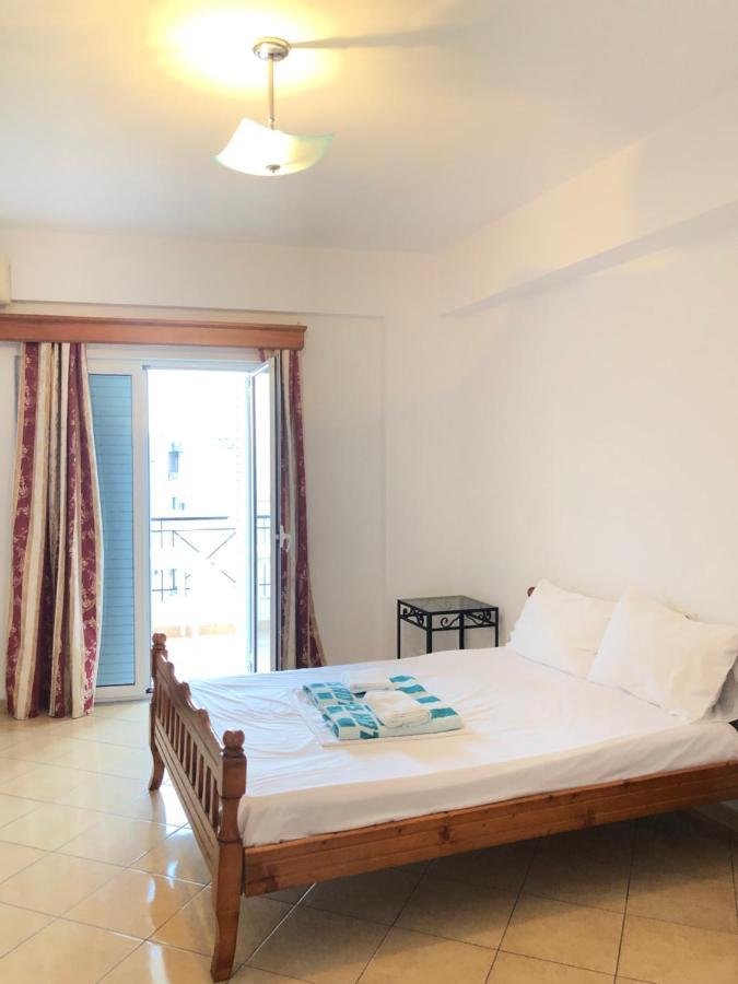 Center Hotel Pirro Himare Exteriör bild